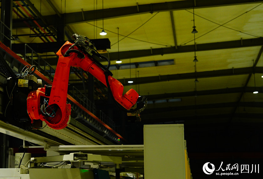 “黑灯产线”在无人状态下照常运转。人民网记者 王波摄