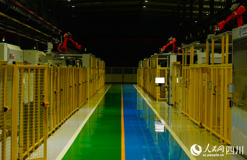 藏在一排排柜子里的智能加工机器昼夜不停地运转。人民网记者 王波摄